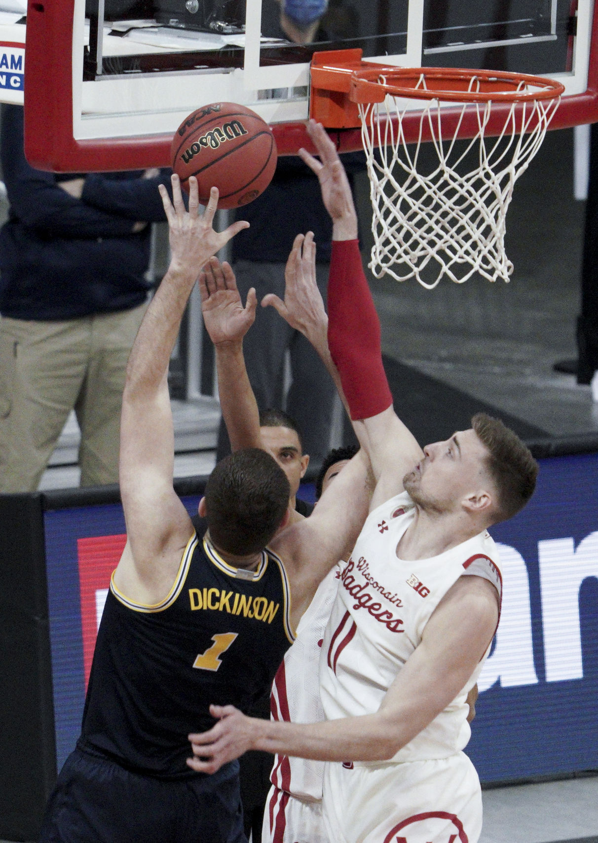 Michigan 67, UW 59